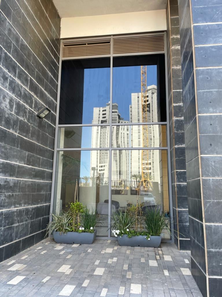 הצללת חלונות ללובי בבניינים